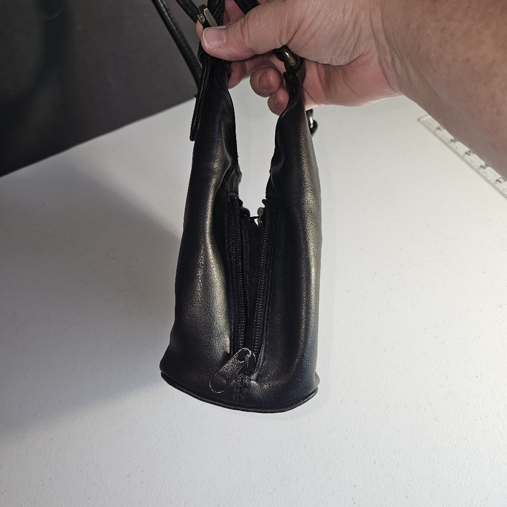 Kounty Black Leather Shoulder Bag - Picture 12 of 16
